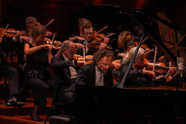 Pianisten Martin Helmchen spillede simpelthen sublim Mozart med DR Symfoniorkestret. Foto: Signe Lægsgaard