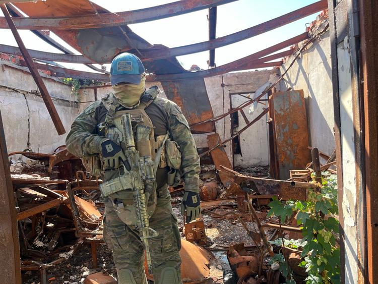 Vinni ses her i en ødelagt del af en landsby i Kharkiv-regionen. Han er tidligere forretningsmand fra Moskva og nuværende anfører af en morterenhed.  Foto: Julia Samokhvalova