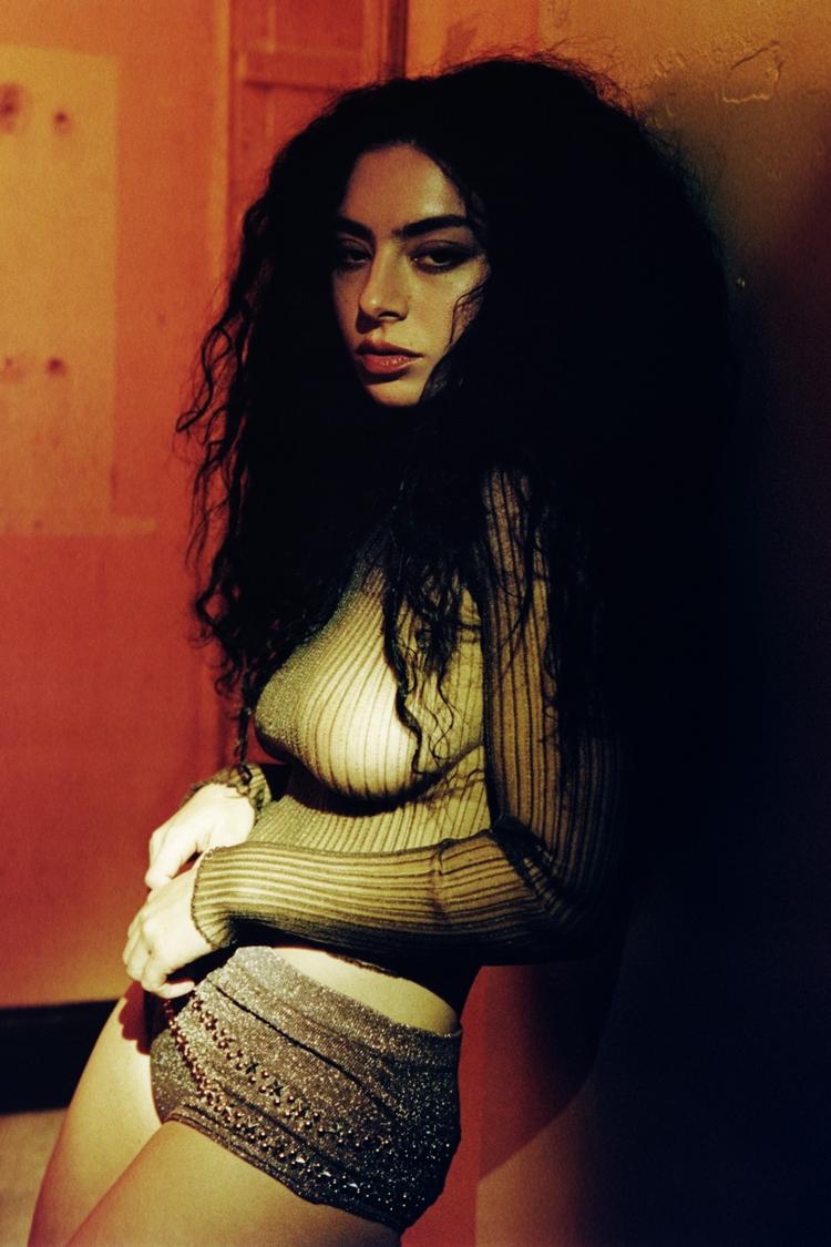 Selv om Charli XCX selv erklærede 'brat summer' død ved årstidsskiftet, nægter den syregrønne feber at overgive sig. Foto: Pr-foto