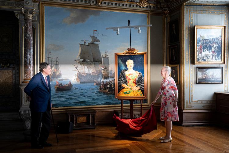 Niels Strøbek, der fylder 80, har lavet flere portrætmalerier af dronning Margrethe. Her blev et nyt afsløret i 2020 på Frederiksborg Slot i Hillerød.. Foto: Ida Guldbæk Arentsen/Ritzau Scanpix