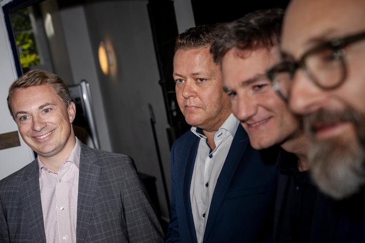 Morten Messerschmidt (DF), Dennis Flydtkjær (DD), Rasmus Jarlov (KF) og Ole Birk Olesen (LA) forlader sættemøde om finansloven for 2025, i Finansministeriet fredag den 11. oktober 2024.. Foto: Mads Claus Rasmussen/Ritzau Scanpix