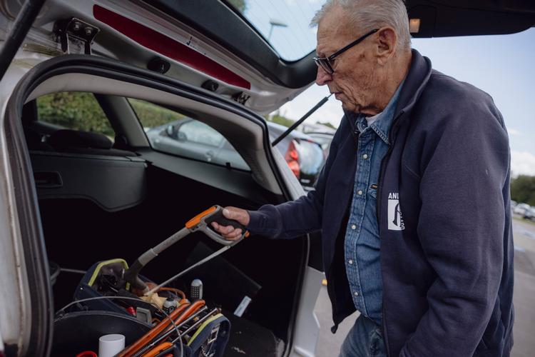 Ronald Salomonsen, 80, er blevet ved med at arbejde, selv om han er folkepensionist. Hver fjerde folkepensionist arbejder nu, og de arbejder flere timer end tidligere.   Foto: Benjamin Krog