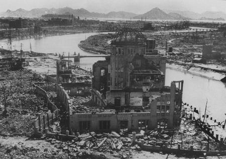 Hiroshima, september 1945, menneskehedens mareridt – Nobels fredspris minder om, at ansvarsløse regimer igen forsøger at undergrave international accept af, at A-våben ikke må bruges igen. Foto: -/Ritzau Scanpix