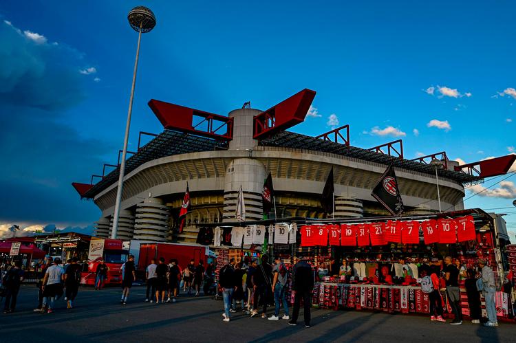 San Siro er hjemsted for både AC Milan og Inters kampe i Milano. Italiensk politi mener at have optrevlet et kriminelt netværk af ultrafans, der har infiltreret de to storklubber og beriger sig på et parallelmarked af merchandise og billetter. Foto: Gabriel Bouys/Ritzau Scanpix
