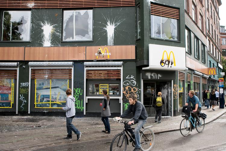 En demonstration på halvårsdagen for Ungdomshusets endeligt efterlod tydelige spor i september 2007. Det gik hårdt ud over McDonald's, der dengang lå på Nørrebros Runddel.   Arkivfoto Lars Krabbe