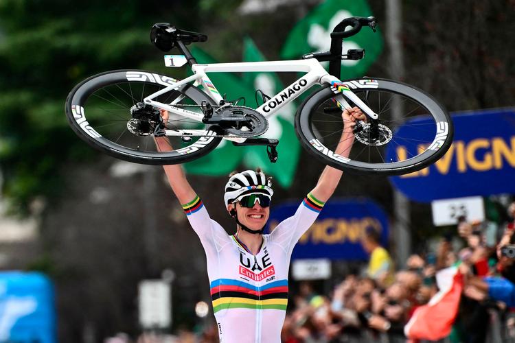 Verdensmesteren Tadej Podacar var overlegen og kørte fra alle konkurrenter med 48 kilometer til mål. Foto: Marco Bertorello/Ritzau Scanpix