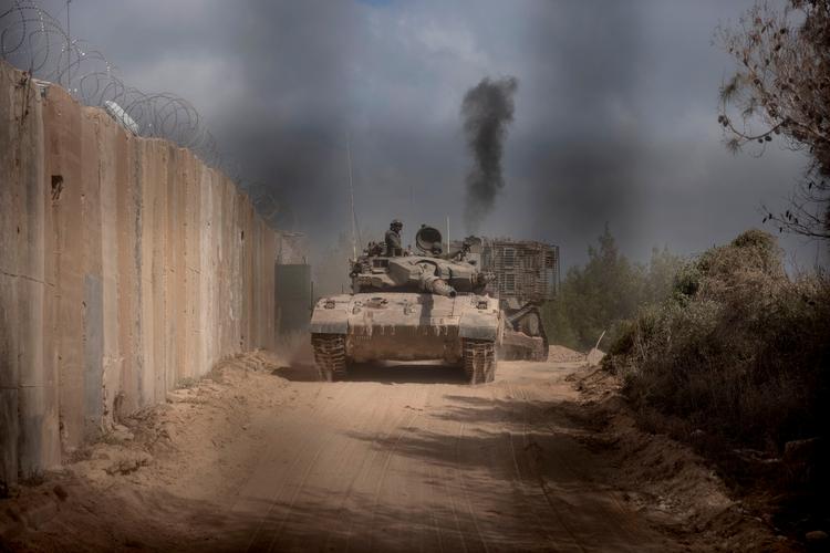 En israelsk Merkava-kampvogn krydser her grænsen til det sydlige Libanon, hvor Israel de seneste uger har ramt en række Hizbollah-mål, men også såret flere soldater fra FN’s fredsbevarende styrker i området. Foto: Menahem Kahana/Ritzau Scanpix