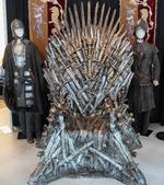 En replika af den ikoniske jerntrone fra HBO-serien hev 1,49 millioner dollar hjem efter en seks minutter lang budkrig. Det svarer til omkring 10 millioner danske kroner. Foto: Aleksandra Michalska/Ritzau Scanpix