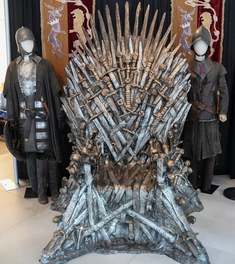 En replika af den ikoniske jerntrone fra HBO-serien hev 1,49 millioner dollar hjem efter en seks minutter lang budkrig. Det svarer til omkring 10 millioner danske kroner. Foto: Aleksandra Michalska/Ritzau Scanpix