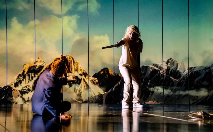 Ania Jeruc som Giovanna og Bror Magnus Tødenes som kronprinsen, der forelsket overlader hende sit sværd. Foto: Jonas Persson