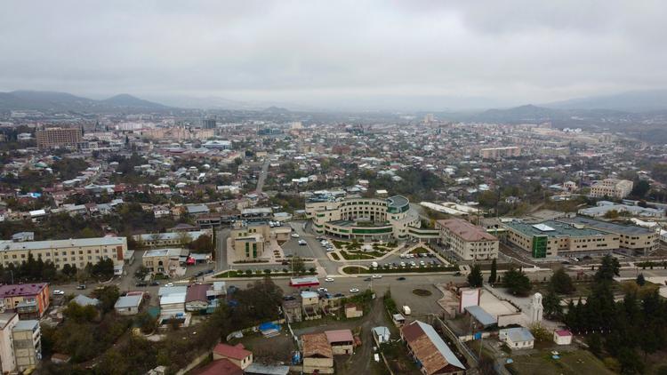 I Stepanakert fjernes sporene efter armenerne, til trods for at de skal kunne vende tilbage til den gamle kristne region i det muslimske Aserbajdsjan. Foto: Pavel Nemecek/Ritzau Scanpix