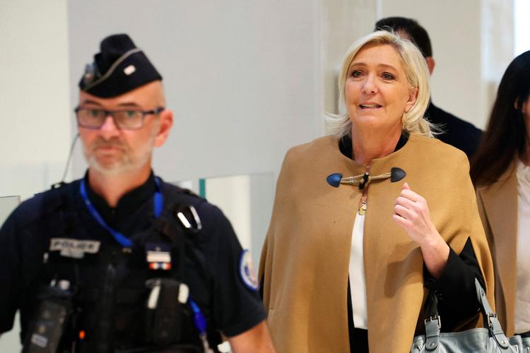 Marine Le Pen mener, at hendes parti var 'det sorte får' i EU-Parlamentet, og at mistanken om Front Nationals misbrug af EU-midler til at begynde med var politisk motiveret.  Foto: Alain Jocard/Ritzau Scanpix
