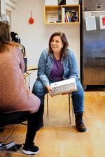 Pernille Lund Møller har arbejdet i Region Hovedstaden Psykiatri som udgående sygeplejerske i seks år. Førhen har hun blandt andet været på akutmodtagelsen på Bispebjerg.  Foto: Finn Frandsen