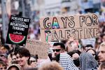Grupperingen 'Queers for Palestine' var arrangør af denne pro-palæstinensiske demonstration i Berlin i juli.  Den tyske forfatter Jens Balzer mener, at det er udtryk for en helt misforstået solidaritet med den palæstinensiske organisation Hamas, som intet har tilovers for mennesker, der betegner sig selv som queer. Foto: Carsten Koall/Ritzau Scanpix