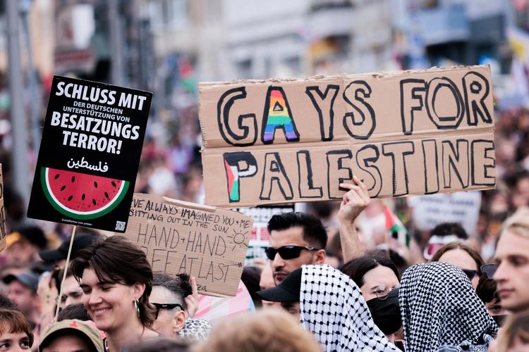 Grupperingen 'Queers for Palestine' var arrangør af denne pro-palæstinensiske demonstration i Berlin i juli.  Den tyske forfatter Jens Balzer mener, at det er udtryk for en helt misforstået solidaritet med den palæstinensiske organisation Hamas, som intet har tilovers for mennesker, der betegner sig selv som queer. Foto: Carsten Koall/Ritzau Scanpix