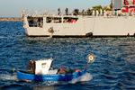 16 migranter ankom til havnen i byen Shengjin havn i Albanien efter en 36 timer lang rejse. Foto: Adnan Beci/Ritzau Scanpix