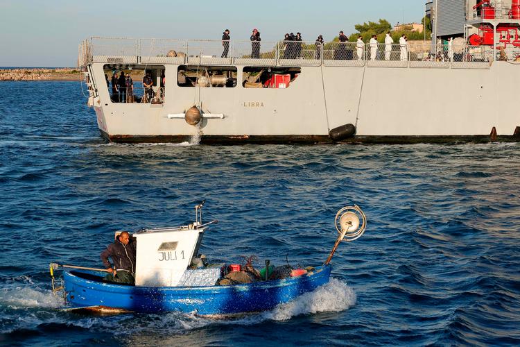 16 migranter ankom til havnen i byen Shengjin havn i Albanien efter en 36 timer lang rejse. Foto: Adnan Beci/Ritzau Scanpix