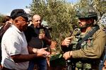 En israelsk soldat beordrer en palæstinensisk bonde på Vestbredden samt internationale frivillige til at forlade bondens olivenhøst. Foto: Zain Jaafar/Ritzau Scanpix