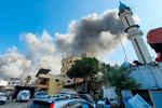 Røg stiger op fra den sydlibanesiske by Nabatieh, hvor mindst fem meldes døde i israelske angreb onsdag. Foto: Abbas Fakih/Ritzau Scanpix
