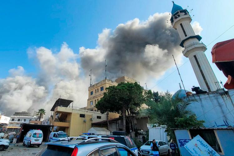 Røg stiger op fra den sydlibanesiske by Nabatieh, hvor mindst fem meldes døde i israelske angreb onsdag. Foto: Abbas Fakih/Ritzau Scanpix