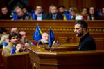 Ukraines præsident Volodymyr Zelenskyj fremlagde onsdag en sejrsplan for det ukrainske parlament. En dansk militæranalytiker mener, at planen kan afslutte krigen mellem Ukraine og Rusland, hvis den får opbakning.  Foto: Handout/Ritzau Scanpix