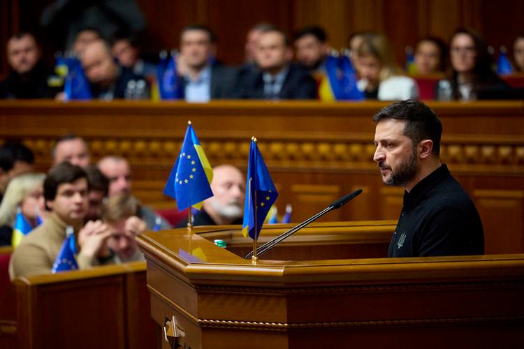 Ukraines præsident Volodymyr Zelenskyj fremlagde onsdag en sejrsplan for det ukrainske parlament. En dansk militæranalytiker mener, at planen kan afslutte krigen mellem Ukraine og Rusland, hvis den får opbakning.  Foto: Handout/Ritzau Scanpix