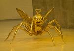 Et hoved som teletubbyen Tinky Winky og en krop som en edderkop med guldsmedevinger. Ifølge udstillingens formidling symboliserer Esben Weile Kjærs ’Spider!’ noget med klimaforandringer (insekterne dør) og queer-kultur. Uanset hvad er det en effektivt kommunikerende og ikonisk skulptur, der låner lidt fra Louise Bourgeois og Jeff Koons.  Foto: David Stjernholm