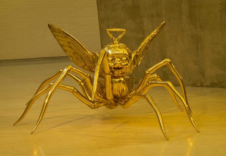 Et hoved som teletubbyen Tinky Winky og en krop som en edderkop med guldsmedevinger. Ifølge udstillingens formidling symboliserer Esben Weile Kjærs ’Spider!’ noget med klimaforandringer (insekterne dør) og queer-kultur. Uanset hvad er det en effektivt kommunikerende og ikonisk skulptur, der låner lidt fra Louise Bourgeois og Jeff Koons.  Foto: David Stjernholm