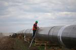 Russisk gas kommer ind i EU på tre måder: I den flydende form LNG, der kan lastes på et skib, samt via to rørledninger. Den ene, der går gennem Ukraine, lukker formentlig til nytår. På billedet ses en tekniker ved den anden rørledning, der går gennem Tyrkiet.  Foto: Stoyan Nenov/Ritzau Scanpix