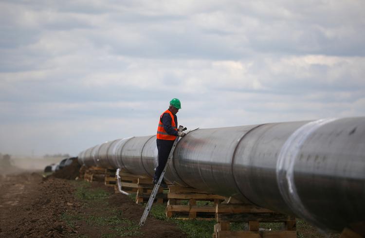 Russisk gas kommer ind i EU på tre måder: I den flydende form LNG, der kan lastes på et skib, samt via to rørledninger. Den ene, der går gennem Ukraine, lukker formentlig til nytår. På billedet ses en tekniker ved den anden rørledning, der går gennem Tyrkiet.  Foto: Stoyan Nenov/Ritzau Scanpix