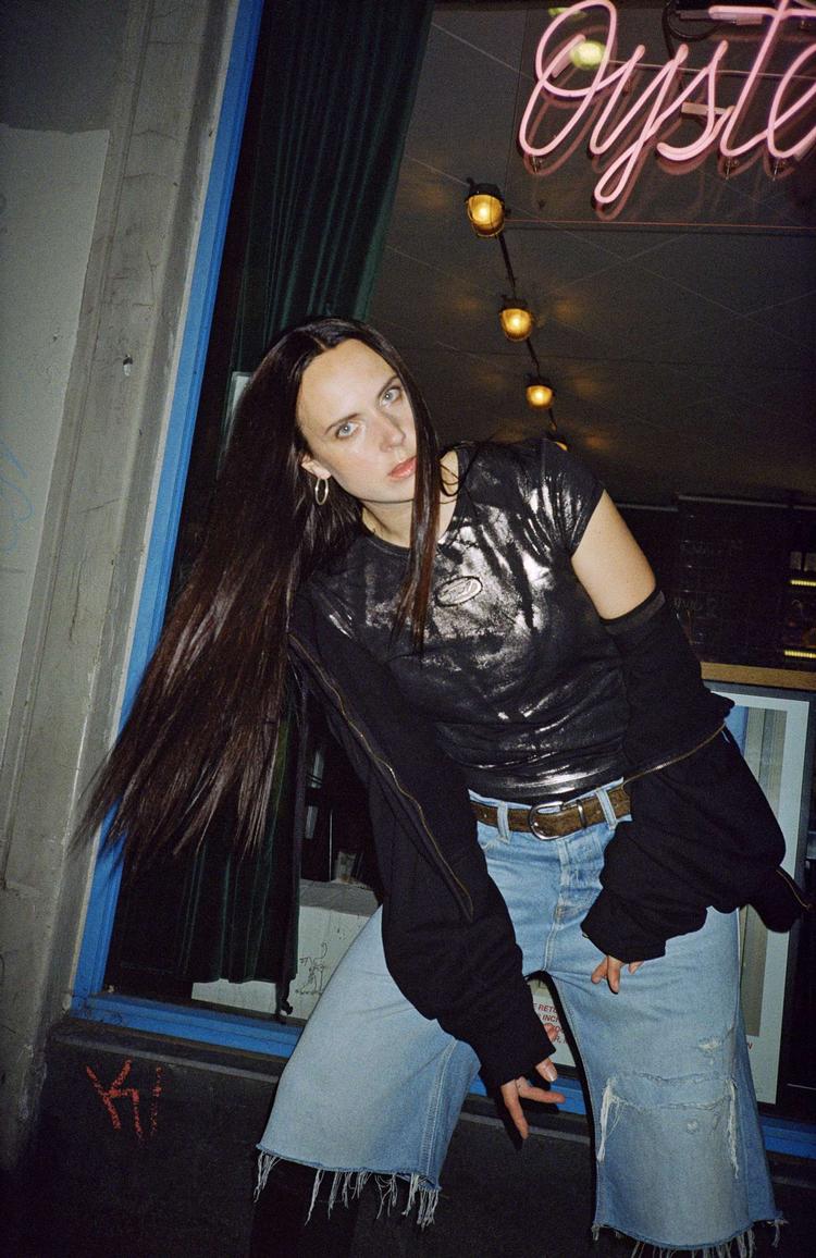 Karen Marie Aagaard Ørsted Andersen er bedst kendt som Mø, som nu er tilbage med en synth pop-nostalgisk single. Foto: Pr-foto