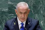 Benjamin Netanyahu, der fylder 75, har selvsikkert sagt, at »den, der myrder israelere, ender i fængsel eller i en grav«. Men hans teflon er i den grad krakeleret.  Foto: Eduardo Munoz/Ritzau Scanpix