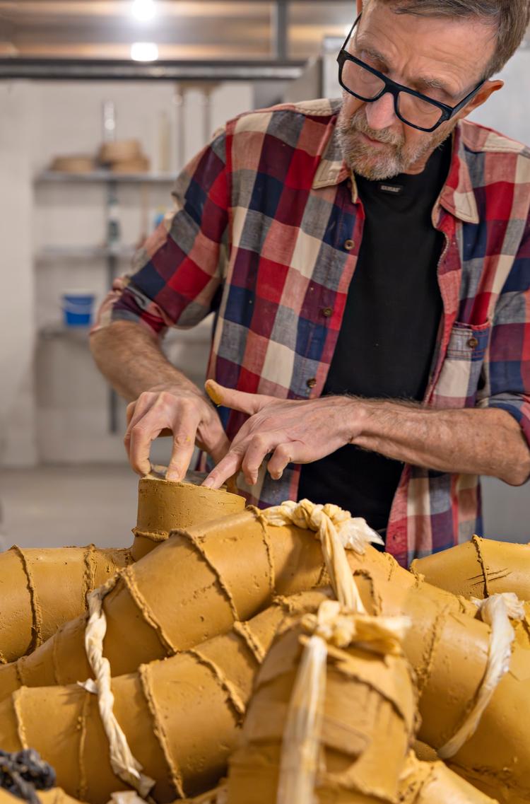 Martin Bodilsen Kaldahls keramiske skulpturer bliver udtænkt, skitseret og samlet, som var det ingeniørarbejde.  Foto: Dorte Krogh