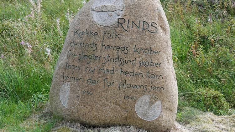 I Mindedalen er der rejst en sten for hvert herred, hvis befolkning deltog i hedeopdyrkningen. De to cirkler viser, hvor store ændringer, der skete i fordelingen af hede, ager og skov fra 1850-1950. Foto: Mads Flinterup 