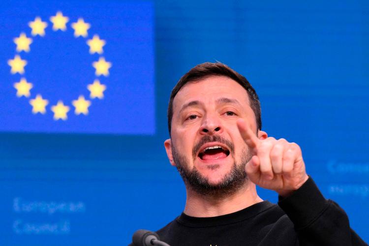 Ukraines præsident Zelenskyj holdt pressekonference efter sit møde med EU's ledere i Bruxelles torsdag. Han advarer på det stærkeste EU mod konsekvenserne af ikke at støtte hans sejrsplan. Foto: John Thys/Ritzau Scanpix