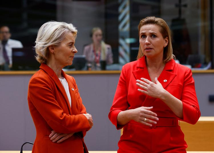 Den danske statsminister Mette Frederiksen (S) i dyb samtale med kommissionsformand Ursula von der Leyen (K) Foto: Johanna Geron/Ritzau Scanpix