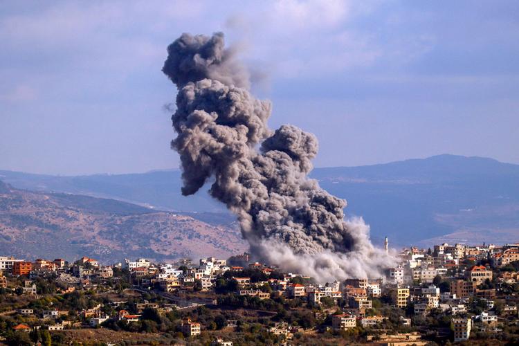 Israel har lanceret voldsomme angreb på Libanon de seneste uger, ligesom Hezbollah løbende har angrebet Israel. Billedet her er fra et israelsk angreb. Foto: -/Ritzau Scanpix