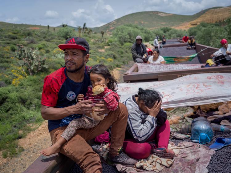 Migranter, hvoraf mange er fra Venezuela, rejser illegalt igennem Mexico på fragttoget La Bestia, for at nå frem til USA, hvor de håber at finde arbejde, så de kan sende penge hjem til deres familier. Foto: Mads Nissen