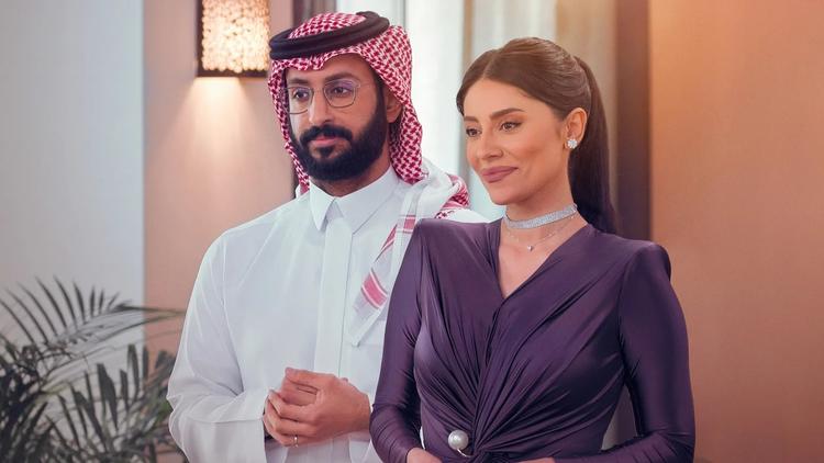 Det er skuespillerne Elham Ali og Khaled Saqer, som er værter på ’Love is Blind, Habibi’. De danner også par uden for tv-programmet.  Foto: Netflix