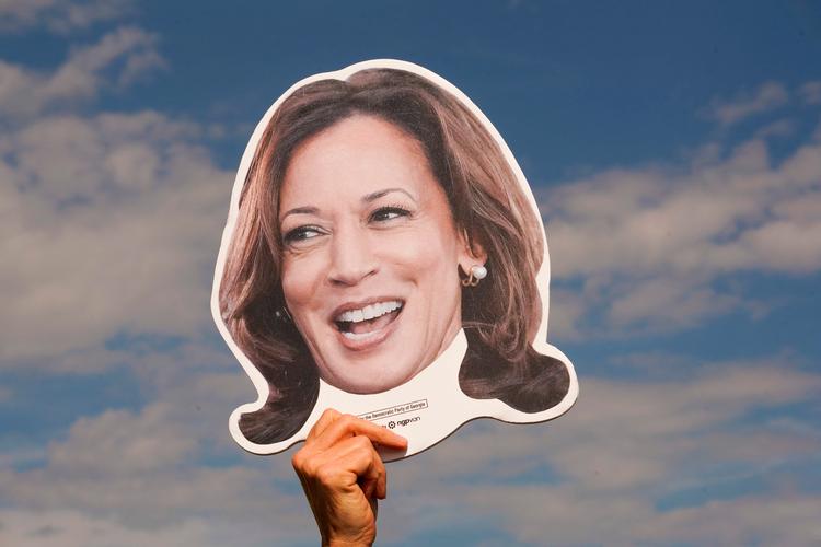 Et udklip af Kamala Harris' ansigt svæver i luften som støtte for den demokratiske vicepræsident ved et arrangement i Georgia, USA 15. oktober. Foto: Megan Varner/Ritzau Scanpix