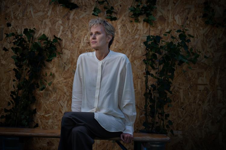 Siri Hustvedt, her fotograferet i 2022, har siden foråret skrevet på en bog om sit liv sammen med sin nu afdøde ægtemand, forfatteren Paul Auster. Foto: Brian Karmark