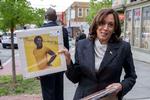 Kamala Harris viser stolt en af sine absolutte favoritplader frem på gaden uden for Home Rule Record i Washington, D.C. i maj: ’Everybody Loves The Sunshine’ med Roy Ayers.  Foto: Pool/abaca/shutterstock/Ritzau Scanpix