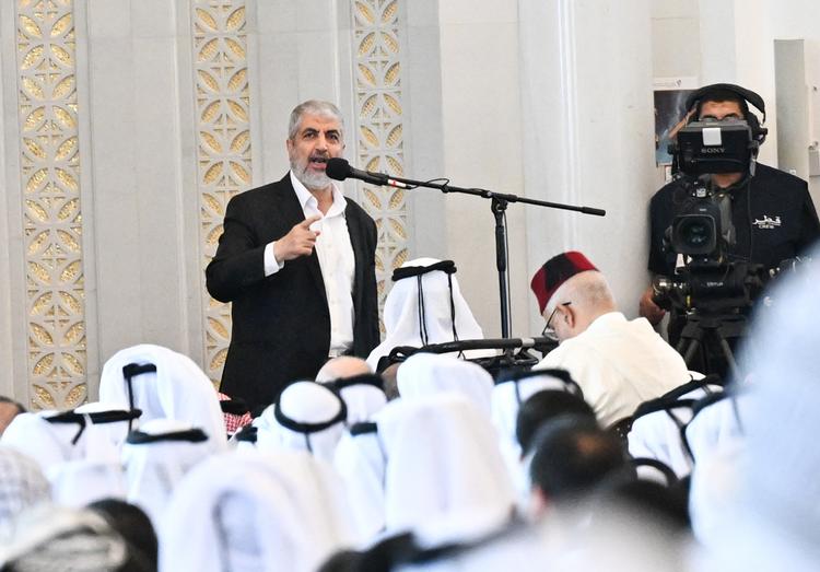Khaled Mashal talte ved begravelsen af Ismail Haniye, en tidligere Hamas-leder, der blev snigmyrdet i Irans hovedstad, Teheran, i august. Mashal er en af favoritterne til at overtage ledelsen af Hamas.  Foto: Aa/abaca/Ritzau Scanpix