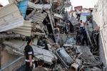 Folk forsøger at frigøre en mand, som er fanget under ruienerne fra et andet angreb, der fandt sted i Saftawi-distriktet i Jabalia i det nordlige Gaza 15. oktober 2024. Foto: Omar Al-qattaa/Ritzau Scanpix