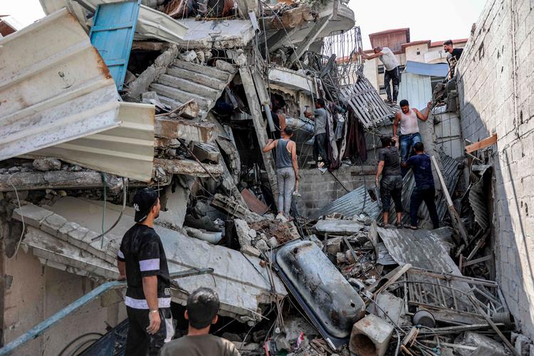 Folk forsøger at frigøre en mand, som er fanget under ruienerne fra et andet angreb, der fandt sted i Saftawi-distriktet i Jabalia i det nordlige Gaza 15. oktober 2024. Foto: Omar Al-qattaa/Ritzau Scanpix