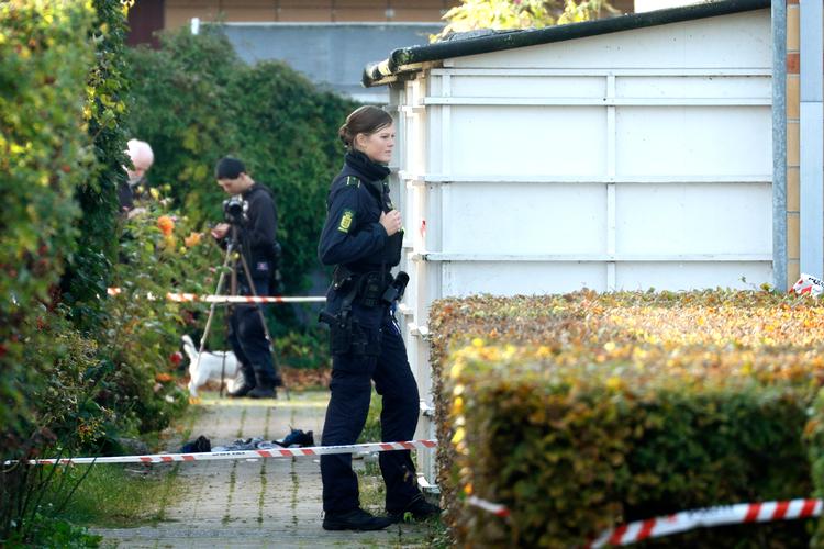 Politiet er lørdag morgen til stede i Tyrens Kvarter i Ballerup efter politiet har affyret skud mod en person, der trak en kniv. Foto: Jens Dresling