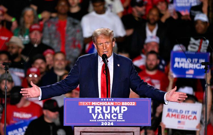 »Hvis I går ind i Taiwan, jeg er ked af at gøre det her, men så kommer jeg til at beskatte jer med 150 til 200 procent«, siger Donald Trump rettet mod Kinas præsident, Xi Jinping. Foto: Jim Watson/Ritzau Scanpix