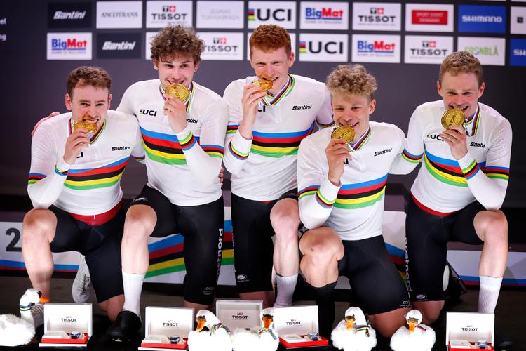 4.000-meter-holdet iført regnbuestriber og guldmedaljer, som de vandt torsdag. Det er usikkert, hvor stor en del af holdet der efter VM fortsætter på banen. Foto: Jens Dresling