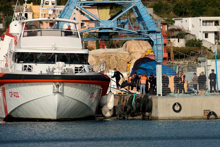 Onsdag i denne uge blev en gruppe migranter sendt fra Italien til Albanien, hvor det var planen, at de skulle opholde sig, mens deres asylansøgningsproces finder sted. Lørdag blev de dog fragtet tilbage til Italien.  Foto: Adnan Beci/Ritzau Scanpix