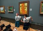I 2022 kastede to miljøaktivister suppe på van Gogh-maleriet 'Solsikker' på National Gallery i London. Nu tager museet konsekvensen og forbyder væsker. Foto: Just Stop Oil/Ritzau Scanpix